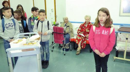 Μάλιστα οι μικροί μαθητές και η δασκάλα τους ξεναγήθηκαν στους χώρους του ιδρύματος, συναντήθηκαν και κουβέντιασαν με τους ηλικιωμένους και διαπίστωσαν το σπουδαίο έργο που επιτελείται στον