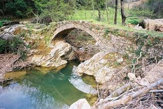 Το τόξο του έχει άνοιγμα 5,80μ., έχει ύψος 4,60μ. και το συνολικό μήκος του είναι 15,90μ.