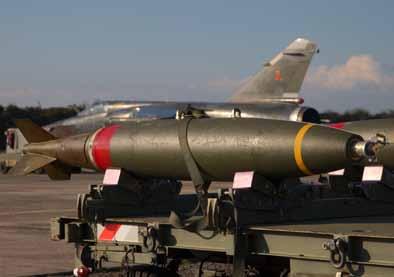 1CR στο βάθος έχει διαμόρφωση φόρτωσης της GBU-12 στον κεντρικό φορέα.
