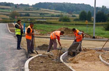 Usporedo je položeno i 324 metara kanalizacije te blizu pola kilometra plinske mreže, što je stajalo daljih 419.000 kuna nabraja L. Labaš.