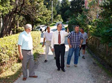 MJESNI ODBORI RADOVAN I LOVREČAN Gradonačelnik Milorad Batinić s vodstvima dvaju mjesnih odbora razgovarao o komunalno-infrastrukturnim problemima Grad će naručiti idejna rješenja centra Radovana i
