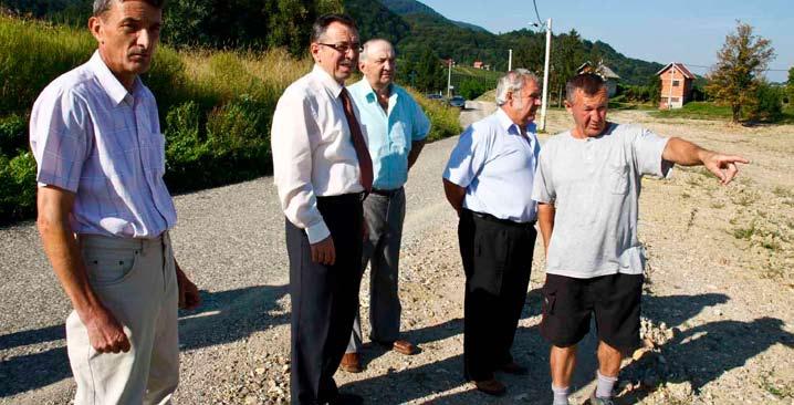 Među prioritetima je i asfaltiranje makadamske ceste do igrališta.