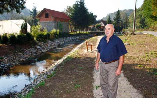 Vlasnici zemljišta moraju sami kositi travu i korov na svojim površinama pokraj nerazvrstanih cesta Gradskom Odlukom o komunalnom redu propisano je da vlasnici, odnosno, korisnici zelenih površina uz