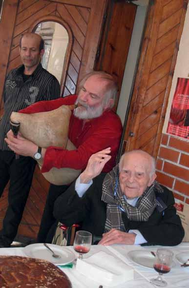 λεξικογράφοι: αυτοί συλλέγουν τα δείγματα χρήσης της λέξης κατευθείαν από τις (γραπτές ή προφορικές) πηγές, και αποκαθιστούν τις ψηφίδες τα εννοιολογικά σχήματα της σκέψης, σε μια προσπάθεια να