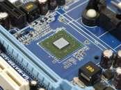 2.3 Το chipset Το chipset είναι ένα σύνολο από chips(ηλεκτρονικά εξαρτήματα σε ένα ολοκληρωμένο κύκλωμα) που διαχειρίζεται την κυκλοφορία των δεδομένων ανάμεσα στον επεξεργαστή, τη μνήμη, τους
