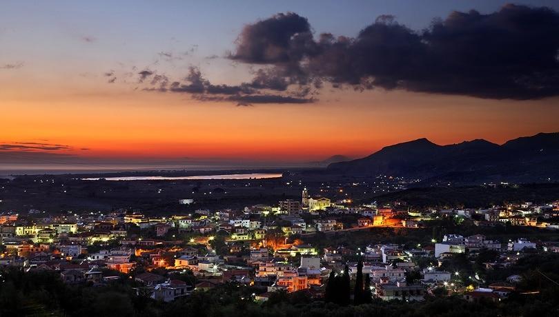 Εικόνα 1.2: Η Ζαχάρω το βράδυ Το κλίμα της Ζαχάρως είναι εύκρατο Μεσογειακό. Το γεγονός ότι διαθέτει θάλασσα είναι και ο λόγος που καθορίζει και το κλίμα της.