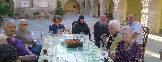 πόλης, τον Ελαιώνα, τα Νικολέικα και αλλού, κάνοντας πολύ ωραία συντροφιά, πίνοντας το καφεδάκι τους και