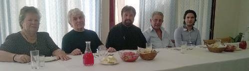 Προσφορά γευμάτων Πολλοί είναι οι συμπολίτες μας με ευγενικά αισθήματα και καλοσύνη στην ψυχή τους που επισκέπτονται τους γέροντές μας, τους προσφέρουν ένα καφεδάκι, γεύμα ή απλά την συντροφιά τους