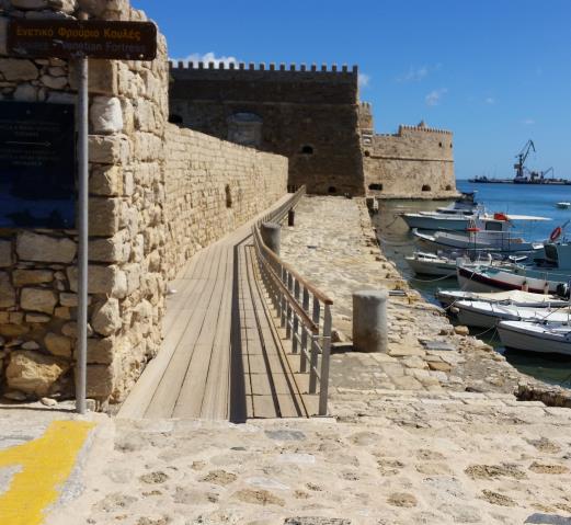 Δωρεάν είσοδος σε ΑμεΑ 67% και άνω, με την επίδειξη αναπηρικής κάρτας ή γνωμάτευσης αναπηρίας σε ισχύ. Δικαιούνται και δωρεάν είσοδο για τον συνοδό τα άτομα που κινούνται με αμαξίδιο.