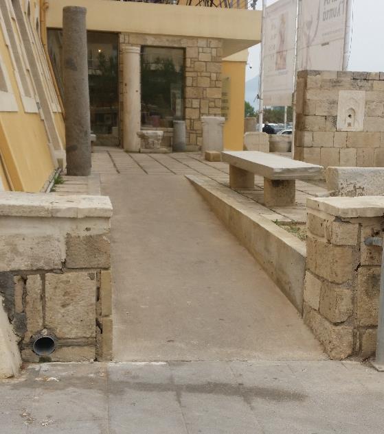 Λόγο της αρχιτεκτονικής του κτηρίου, και τον χαρακτηρισμό του ως διατηρητέο, δεν μπορούν να γίνουν αλλαγές για πρόσβαση.