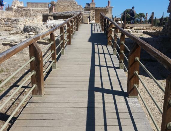 Η πρόσβαση για τα άτομα που χρησιμοποιούν αμαξίδιο πρέπει να γίνεται πάντα με την βοήθεια συνοδού λόγο της μορφολογίας του εδάφους.