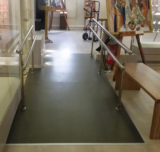 Η ενημέρωση για την αναπηρία γίνεται στην είσοδο, για να δίνεται η κάρτα για την δωρεάν είσοδο. Υπάρχει βιβλίο με το σύστημα ΜΠΡΑΙΓ, για την εξυπηρέτηση τυφλών.