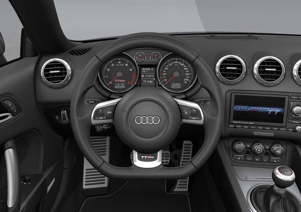 Unutrašnjost U unutrašnjosti su za Audi TT RS provedene mnogobrojne prilagodbe. U principu se zadržava u dinamičnoj crnoj boji.