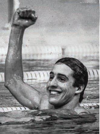 1972, Μόναχο: Ρικ ΝτεΜοντ, ΗΠΑ (Κολύμβηση) Ήταν κάτοχος του παγκόσμιου ρεκόρ στα 1500μ. όταν κατέκτησε το πρώτο του μετάλλιο στους Ολυμπιακούς του Μονάχου, στα 400μ. ελεύθερο.