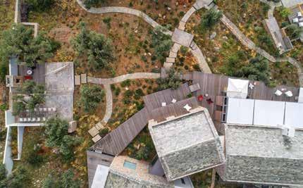 Τέσσερις τραχείς όγκοι, ατάκτως ριγμένοι, συνομιλούν μεταξύ τους με τις πιο σύγχρονες τεχνολογικές ανέσεις και τα πιο αυθεντικά παραδοσιακά
