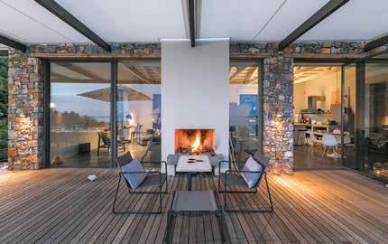 Invisible frames of high thermal insulation properties maximize the use of natural light.