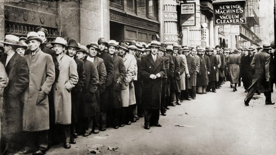 Άνεργοι στη Νέα Υόρκη το 1933 (κρίση του1029 στις ΗΠΑ /Εικόνα από http://popaganda.gr/sintomi-istoria-ton-kriseon-toukapitalismou/6/).