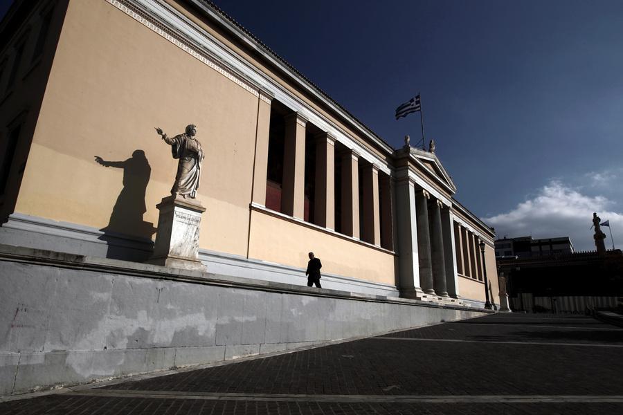 Τομείς: Τα Τμήματα διαιρούνται σε Τομείς, οι οποίοι συντονίζουν τη διδασκαλία μέρους του γνωστικού αντικειμένου του Τμήματος που αντιστοιχεί σε συγκεκριμένο πεδίο ή πεδία της επιστήμης.