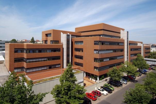 Γερμανική Fachhochschulen στο Βερολίνο και Πολυτεχνείο στο Ααχεν Στην Αμερική η εξέλιξη αρχικά ξεκίνησε όπως στη Βρετανία, αλλά στη συνέχεια το κράτος ενίσχυσε οικονομικά τις τοπικές κοινωνίες για