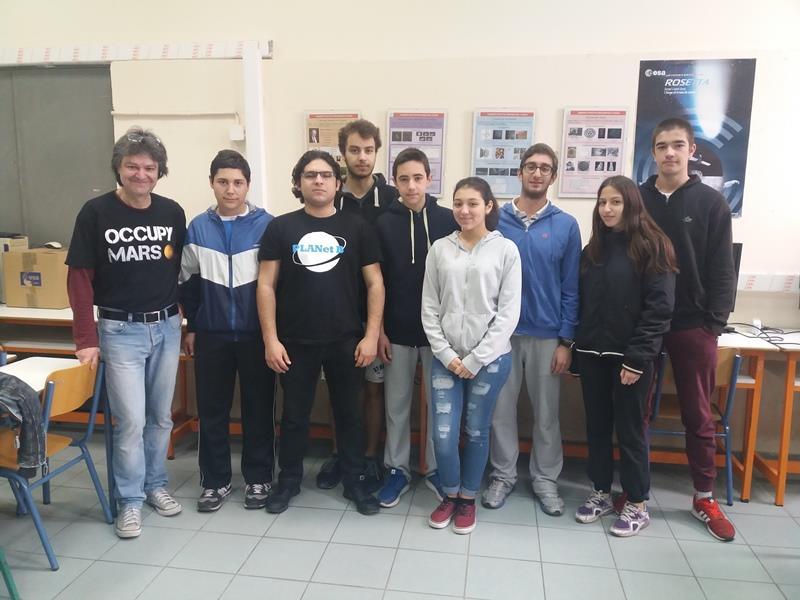 1 ΕΙΣΑΓΩΓΗ 1.1 Οργάνωση της ομάδας και ρόλοι των μελών Υπεύθυνος καθηγητής: Δρ. Σωτήρης Τσαντίλας, Μαθηματικός Αστροφυσικός Μέλη: Δημήτρης Καφετζής: Αρχηγός, Υπεύθυνος Ηλεκτρονικών.