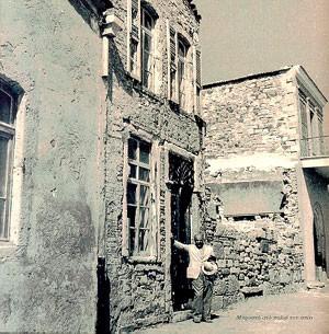 1950: Εξω από το σπίτι του στα Βουρλά (επίσκεψη με τη γυναίκα του στην περιοχήτης Σμύρνης) Και λες πως ήταν χτές που ναυάγησε το μεγάλο