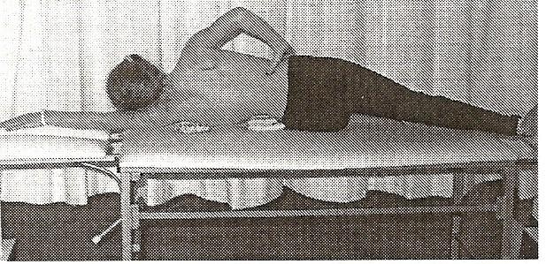 Ο ασθενής σε αυτή τη θέση, θα πρέπει να τοποθετεί το κεφάλι του πάνω στο τεντωμένο χέρι του, το
