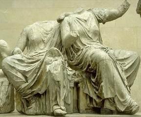 Εστία (Βρετανικό Μουσείο) Περσεφόνη-Δήμητρα (Βρετανικό Μουσείο) Στο δυτικό αέτωμα εικονιζόταν η διαμάχη μεταξύ της Αθηνάς και του Ποσειδώνα για τη διεκδίκηση της προστασίας της πόλης, που κατέληξε