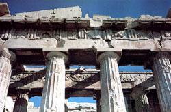 Ζωφόρος Η ζωφόρος είναι μία συνεχής ζώνη με ανάγλυφες παραστάσεις, που περιέτρεχε εξωτερικά τον κυρίως ναό σε ύψος 12 μέτρων από τη βάση του. Κατασκευάστηκε μεταξύ των ετών 442 438 π.χ. και αποτελούνταν από 115 λίθους.