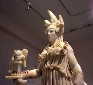 Τα Υποδήματα Ο Πλίνιος, στη Φυσική Ιστορία αναφέρεται στο χρυσελεφάντινο άγαλμα της Αθηνάς, και μεταξύ άλλων γράφει πως in soleis vero Lapitharum et Centaurorum (dimiocationes caelavit),δηλαδή, στα