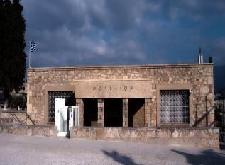 ΚΕΦΑΛΑΙΟ 2 IΣΤΟΡΙΑ ΜΟΥΣΕΙΟΥ ΑΚΡΟΠΟΛΗΣ Αμέσως μετά την ίδρυση του Ελληνικού Κράτους άρχισε να συζητείται το ενδεχόμενο ανέγερσης ενός μουσείου για την Ακρόπολη πάνω στο Βράχο.