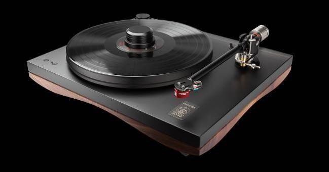 hardened steel to guarantee perfect rotational stability and the bearing is made of polished bronze with a 2/100 mm tolerance Black laquer 2.