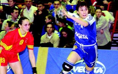Sport Prva utakmica osmine finala Kupa EHF-a»etiri gola prednosti - tanka razlika za mirni uzvrat u Beogradu? PODRAVKA VEGETA - JUGOPETROL RADNI»KI 31:27 (13:14) Piπe: Boris Fabijanec Oko 1.