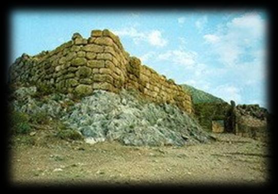 ςτο εςωτερικό τθσ ακρόπολθσ (περίβολοσ Α) και ζςκαψε πζντε από τουσ τάφουσ του, κακϊσ και το κολωτό τάφο, τον λεγόμενο τθσ Κλυταιμνιςτρασ. Το 1877 ο Π.