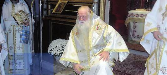 Την απόφασή του αυτή κοινοποίησε την Κυριακή 19 Νοεµβρίου 2017, οπότε και τελέσθηκε Αρχιερατική Θεία Λειτουργία και επι- µνηµόσυνη δέηση υπέρ αναπαύσεως των ψυχών των προκατόχων του Αρχιερέων.