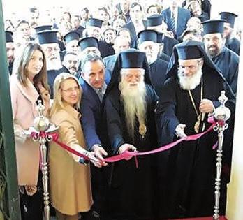 Γονατιστός µπροστά στην Ωραία Πύλη του Μητροπολιτικού Ιερού Ναού της Φανερωµένης Αιγίου, ζήτησε συγγνώµη από όσους έχει στενοχωρήσει όλα αυτά τα χρόνια, αποδεικνύοντας έµπρακτα το µεγαλείο αλλά και