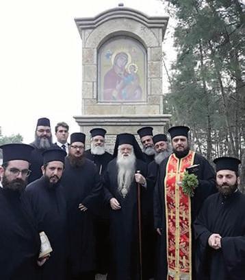 Και δοξάστε µαζί µου το όνοµα του Κυρίου µας», είπε φανερά συγκινηµένος και συµπλήρωσε: «Όλα έχουν ένα τέλος και ήρθε η ώρα να ζήσω µαζί σας εδώ, στο Αίγιο και στα Καλάβρυτα, έξω από τα επίσηµα»!