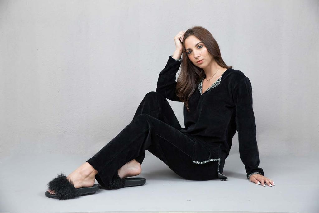 elegant black velvet ΔΙΑΧΡΟΝΙΚΗ ΚΟΜΨΟΤΗΤΑ ΜΕ ΤΗΝ ΠΟΛΥΤΕΛΕΙΑ ΤΟΥ