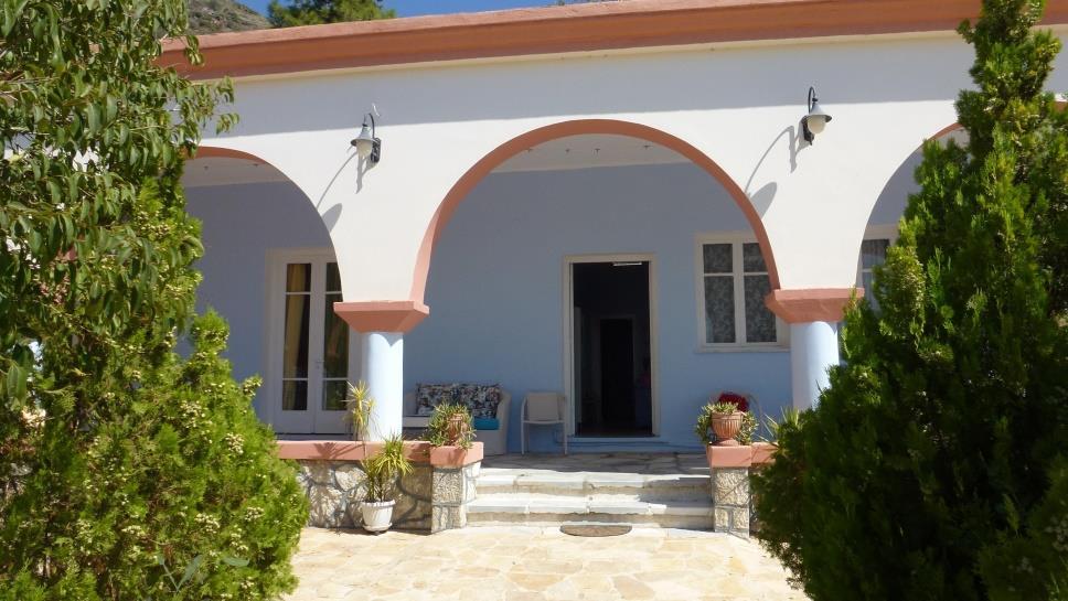 Ιαματική Πηγή Αγίου Νικολάου Οι χλωριονατριούχες πηγές βρίσκονται στην περιοχή του Αγίου Νικολάου Μεθάνων