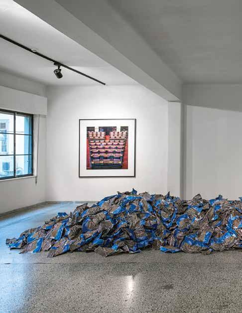 104 Capitalist Realism Μανώλης Μπαμπούσης, To νησί, 2016, φωτογραφική εγκατάσταση, μεταβλητές διαστάσεις Εξακόσιες τσαλακωμένες φωτογραφίες του Ελληνικού Κοινοβουλίου δημιουργούν το ανάγλυφο της