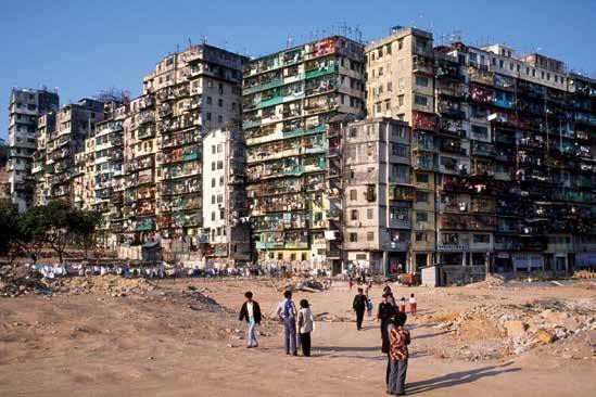 128 Capitalist Realism Greg Girard, Η Kowloon Walled City από τη ΝΑ πλευρά, 1987, από τη σειρά Kowloon Walled City.