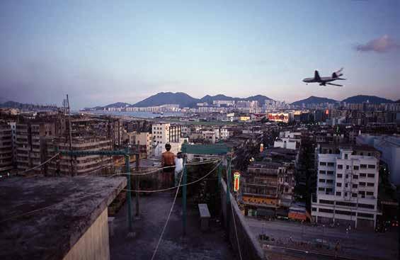 Greg Girard 129 Greg Girard, Προσγείωση στο αεροδρόμιο Kai Tak, 1989, από τη σειρά Kowloon Walled City.