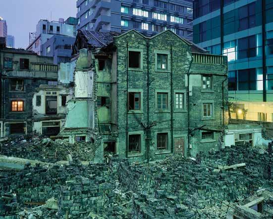 132 Capitalist Realism Greg Girard, Κατεδάφιση γειτονιάς, Wulumuqi Lu, 2005, από τη σειρά Phantom Shanghai. Greg Girard, Neighborhood Demolition, Wulumuqi Lu, 2005, from the series Phantom Shanghai.