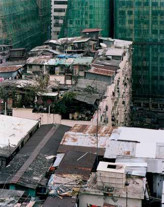 134 Capitalist Realism Portraits from Above Οι ανεπίσημες κοινότητες στις στέγες του Χονγκ Κονγκ Οι αυτοσχέδιοι, ανεπίσημοι οικισμοί στις στέγες των ψηλών κτιρίων αποτελούν αναπόσπαστο τμήμα του