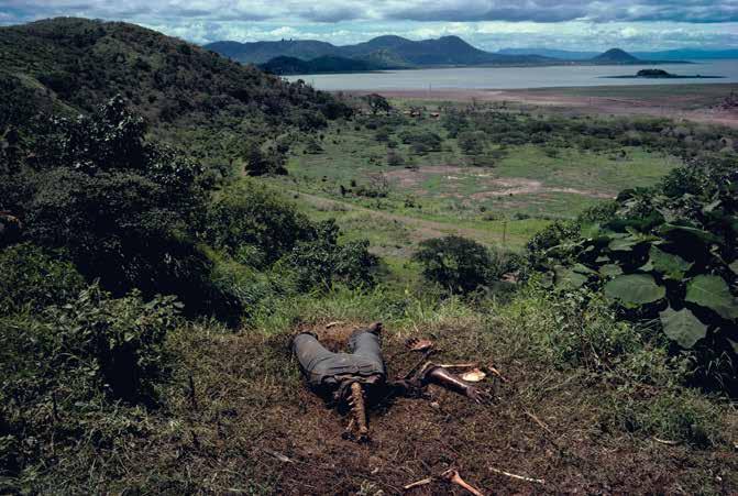 212 Capitalist Realism Susan Meiselas, Cuesta del Plomo, λόφος έξω από τη Μανάγκουα, γνωστός για τις πολυάριθμες δολοφονίες που έκανε εκεί η Εθνική Φρουρά. Νικαράγουα, Μανάγκουα, 1978.