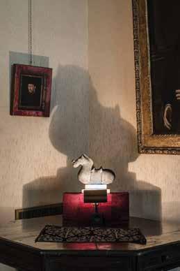 ghost-spectator through acoustic-luminous devices that set off humorous speeches about their own memory or the lack of it.