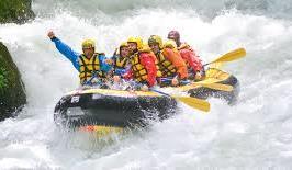 Τι είναι το rafting Το rafting είναι η κατάβαση ποταµού µε φουσκωτή βάρκα που κινείται µε κουπιά, ωστόσο σε αντίθεση µε την κωπηλασία, το ρεύµα του ποταµού είναι αυτό που