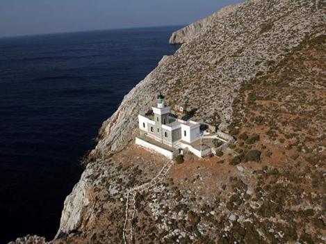 Από αυτό το σημείο και έως την Μονή Ζούρβας συναντάμε πολλά ξωκλήσια κτισμένα το 18ο αιώνα, που πρόσφατα έχουν ανακαινιστεί.