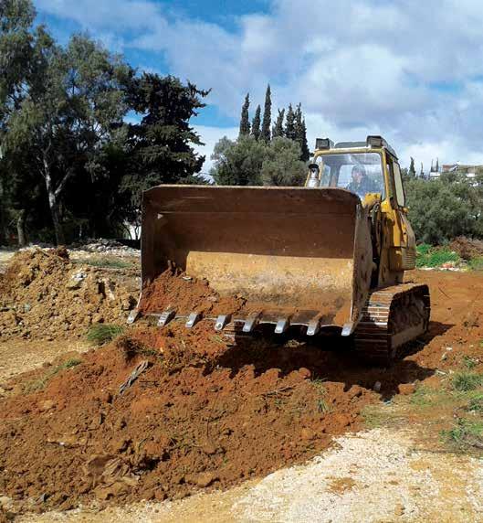 Πρέπει επίσης να εκτελούνται δοκιμαστικές κινήσεις όλων των λειτουργιών του μηχανήματος με τη μικρότερη δυνατή ταχύτητα και με άφορτο μηχάνημα, και να γίνεται έλεγχος της καλής λειτουργίας τους.