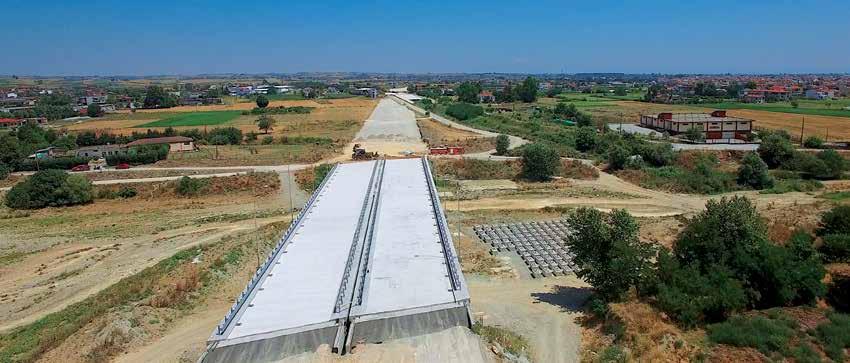 ΚΑΤΑΣΚΕΥΗ ΕΡΓΑΣΊΕΣ ΣΕ ΕΞΕΛΊΞΗ Όσον αφορά τις χωματουργικές εργασίες, η κατασκευή των επιχωμάτων γίνεται σύμφωνα με τη συμβατική τυπική διατομή.
