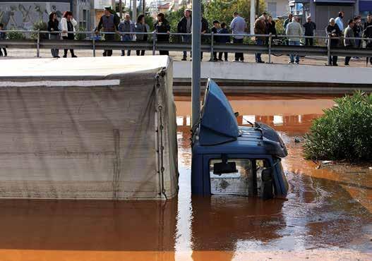ΑΝΤΙΜΕΤΩΠΙΣΗ ΠΛΗΜΜΥΡΩΝ ΚΑΤΑΣΚΕΥΗ ΤΕΧΝΙΚΟ ΑΡΘΡΟ ΠΑΝΩ: Η υπογειοποίηση τμήματος οδικής αρτηρίας μετατράπηκε σε λίμνη ε- γκλωβίζοντας όποιο όχημα βρισκόταν μέσα.